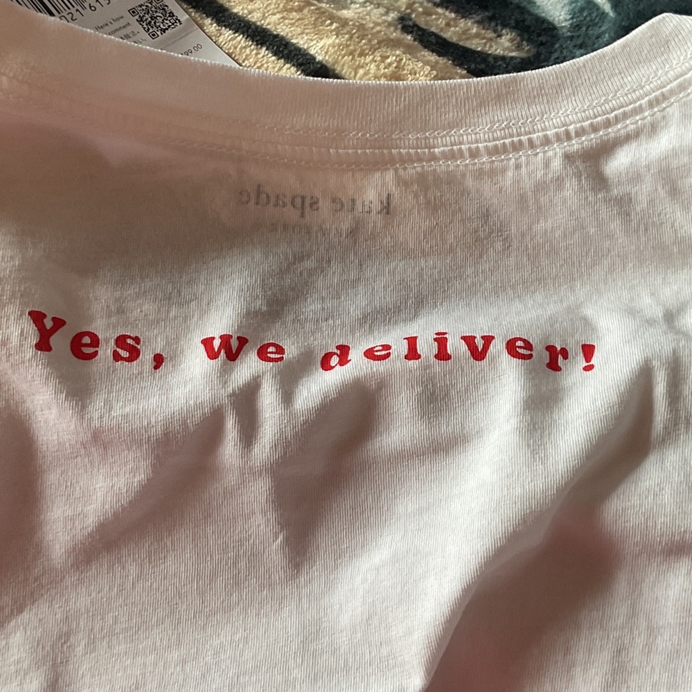 Kate ♠️ White T-Shirt with Red Burger Graphic - Size Large - Picture 4 of 5